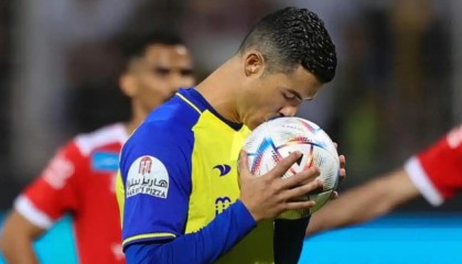 乐鱼官网-C罗收入暴涨！2.6亿美金领跑运动员排行榜，梅西仅第三！