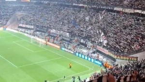 足球最美的样子！法兰克福出局后球迷集体高歌鼓舞球队