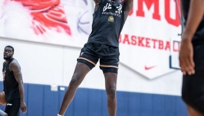 还能回来吗？奥莫特身穿北京男篮训练服训练 球迷热议一边倒